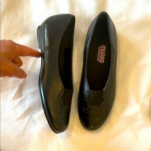 MUNRO AMERICAN BLACK LEATHER FLATS.  NEW